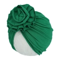 Détail du bonnet turban bébé vert foncé avec une grande fleur en tissu plissé - Vert foncé
