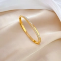 Dettaglio del bracciale in acciaio dorato con pavé di cristalli su sfondo di seta - Stile Oro Con Zirconi (Q317) / Oro (Q317)