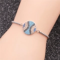 Makroaufnahme des silbernen Baseball-Kettenarmbands mit Anhänger aus Pavé-Zirkon-Steinen - Silber Basketball-Stil