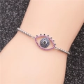 Makroaufnahme von Evil Eye Armband mit rosa und blauen Steinen auf silberner Kette - Silber Rosa und Blau Evil Eye