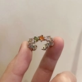 Anillo abierto de circonita arcoíris con gemas rectangulares de colores en acabado plata - Anillo de Fila de Piedras Multicolor (J3920)