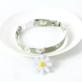 Adjustable daisy pet collar with floral pendant on a white plate for cats and small dogs - S (17-32cm) / Green Daisy