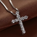Collana con croce minimalista in argento con zirconi scintillanti su catena veneziana - Pendaglio (con catena veneziana)