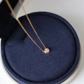 Dettaglio macro della collana in titanio placcato oro con ciondolo in zircone - Oro