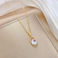 Collier goutte en acier titane doré élégant avec pierre précieuse sur boîte beige - Pendentif En Zircone Goutte D'eau (F507)