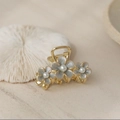 Pinza dorada para el pelo con tres flores grises y perlas blancas sobre fondo con textura - Pequeño / Gris
