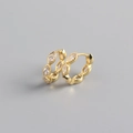 Makroaufnahme von goldenen Creolen mit Markise-Kristallen in minimalistischem Design - 925er Silber / Gold