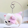 Détail d'un porte-clés bouledogue en peluche avec texture douce et anneau métallique - Rose