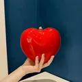 Pochette coeur en acrylique rouge brillant avec cadre doré et fermoir boule - Grand Cœur + Chaîne en O / Rouge