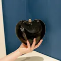 Pochette de soirée chic en acrylique noir brillant en forme de cœur avec fermoir doré - Grand Cœur + Chaîne en O / Noir