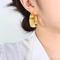 Pendientes de aro en C dorados gruesos de estilo retro francés lucidos por una modelo - Grande / Dorado
