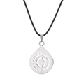Collier avec pendentif lotus en acier inoxydable argenté et mantra sur cordon noir - Style Larme Acier Cordon Ciré (SSN-00295)