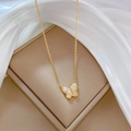 Elegante collana in acciaio al titanio dorato con ciondolo a farfalla in madreperla - Oro