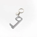 Detail van een zwart-wit gestreepte contactloze deuropener met metalen sleutelring - 8# Zebraprint