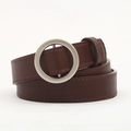 Gros plan d'une ceinture en cuir marron foncé avec boucle ronde argentée sur blanc - Style Boucle Ronde Sans Trou / 105 / Brun Foncé