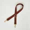 Détail de la bandoulière réglable en coton marron avec mousquetons dorés robustes - Marron