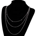 Collier à trois rangs en chaîne argentée avec petites billes sur un présentoir - Chaîne à perles triple couche argentée (KN108090-Z)