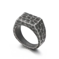 Anillo punk de acero inoxidable para hombre con textura martillada sobre fondo blanco - US 7 / Negro (KR105954-KJX)