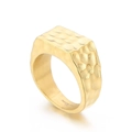Anillo de sello en acero inoxidable 316L dorado con textura martillada estilo minimalista - US 7 / Dorado (KR107876-KJX)