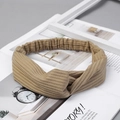 Detail eines khakifarbenen Strickstirnbands mit Knotendesign und elastischem Band - Gestricktes Khaki