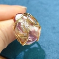 Bague en perle baroque aux reflets violets et monture feuille dorée sertie de pierres - Bague Unique