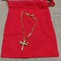 Dettaglio della collana con ciondolo a libellula dorata su sacchetto rosso e juta grezza - Bracciale / Argento