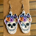 Detail der Acryl-Ohrringe mit Totenkopf, bunten Blumenkränzen und Schmetterlingsmotiven - Schädel