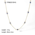 Dettaglio di una collana placcata in oro con perle sfaccettate viola e estensione - Blu Profondo (YYN023139-G)