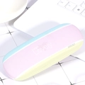 Draagbare matte brillenkoker met pastelstrepen in blauw roze en geel met logo-print - Verse Drie Kleuren