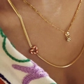 Chaîne serpent dorée avec pendentif cœur orange et collier dé figaro sur mannequin - Rouge