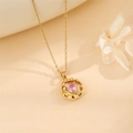 Detalle del colgante de corazón rosa con borde dorado de textura martillada artesanal - Rosa