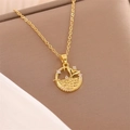 Collana dorata con ciondolo circolare a coda di delfino e stella con zirconi e onde - Oro