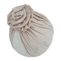 Détail d'un bonnet turban pour bébé avec grande fleur plissée en tricot rose pâle - Abricot