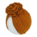 Détail d'un turban pour bébé en tricot jaune gingembre avec une grande fleur 3D faite main - Jaune Gingembre