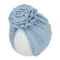 Gros plan du turban pour bébé bleu clair avec grande fleur plissée en coton doux - Bleu ciel