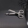 Vue détaillée de la barrette à cheveux en forme de ciseaux avec strass étincelants - Pince à cheveux ciseaux en strass