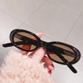 Schicke schwarze ovale Sonnenbrille mit Kreuzstern-Bügeln und braunen Gläsern für Damen - Schwarzer Rahmen Tee Gläser