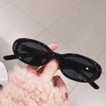 Retro ovale schwarze Sonnenbrille für Damen mit silbernen Kreuzstern-Details am Bügel - Schwarzer Rahmen Graue Gläser