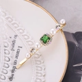 Fermaglio dorato con gemma verde quadrata e perle su piatto di pizzo vintage - Verde Scuro Stile 1