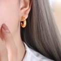Pendientes de aro dorados en forma de C con grabados de estrellas y circón en modelo - F068 Pendientes Dorados