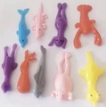 Lot de 9 lance-pierres animaux en plastique coloré avec poisson bleu et grenouille jaune - Animaux de l'Océan