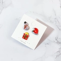 Détail de trois broches de Noël en acrylique avec bonhomme de neige et boîte cadeau - Ensemble 6 (3 Pièces)