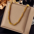 Collana a catena punk bicolore oro e argento su una scatola di gioielli - Stile Intrecciato Bicolore Oro e Argento (N1785)