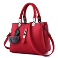 Bolso de mano rojo para mujer con diseño acolchado y adorno de pompón decorativo - Burdeos
