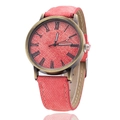 Dettaglio dell'orologio in denim rosso con cassa in bronzo e numeri romani classici - Rosa