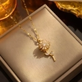 Roterende zonnebloem ketting in goud met sprankelende zirconen op een gouden plateau - Goud