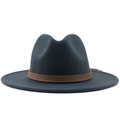 Detail van donkergrijze wollen fedora hoed met een bruine band met slangenpatroon - donkergrijs