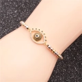 Detalle de pulsera de cuentas de ojo turco con cuentas de oro, plata y oro rosa - Ojo de la cerradura azul oscuro