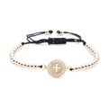 Dettaglio di perle tricolori con ciondolo a croce in zircone su bracciale intrecciato - Stile Croce
