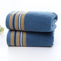 Asciugamano in puro cotone blu con strisce decorative gialle e bianche su sfondo bianco - Asciugamano Blu Gentleman